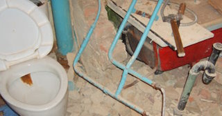 Профессиональный демонтаж перегородки ванной и туалета в Норильске - от 563 рублей